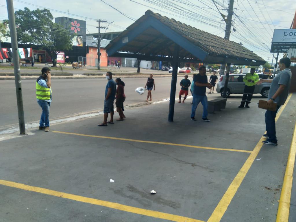 Comércio é notificado por fazer estacionamento em calçada de Manaus