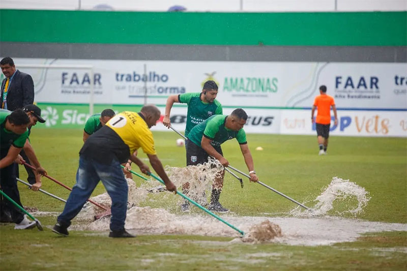 Estádio fica alagado e final do Barezão é adiada para domingo em Manaus