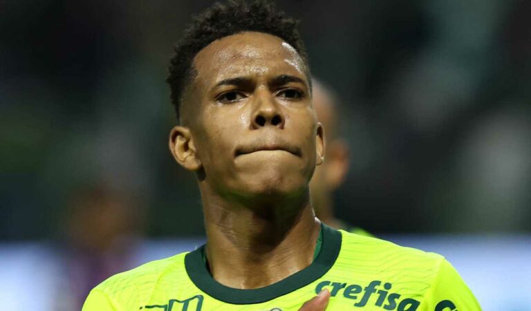 Estêvão sofre torções no tornozelo e no joelho e vira desfalque no Palmeiras