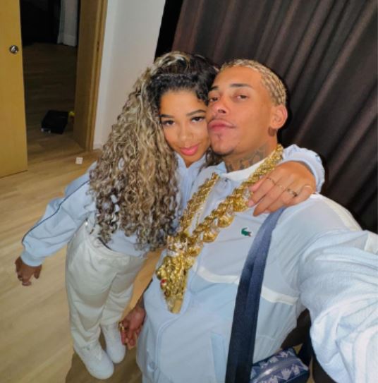 Esposa de MC Poze do Rodo é alvo de operação sobre rifas ilegais