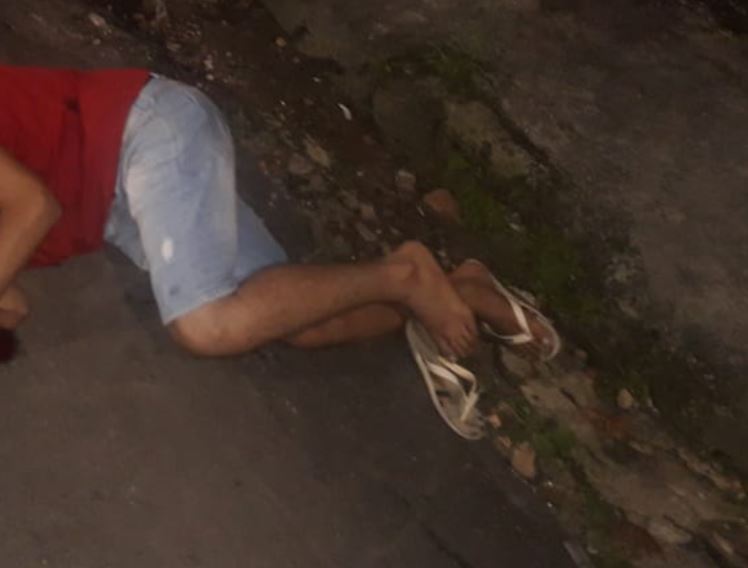Moradores acordam ao som de tiros e encontram jovem morto em rua de Manaus