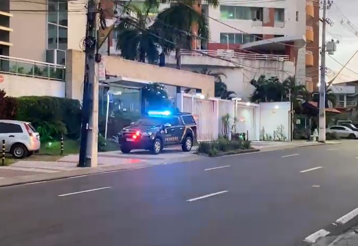 Operação da PF cumpre mandados em condomínio em Manaus