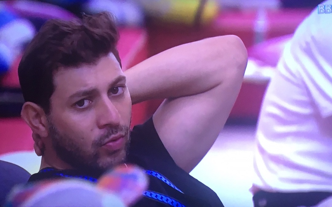 Caio pode ter que deixar o BBB após fraturar o pé