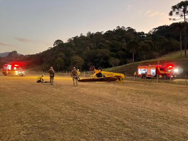 Homem morre e mulher fica gravemente ferida durante queda de avião em SC