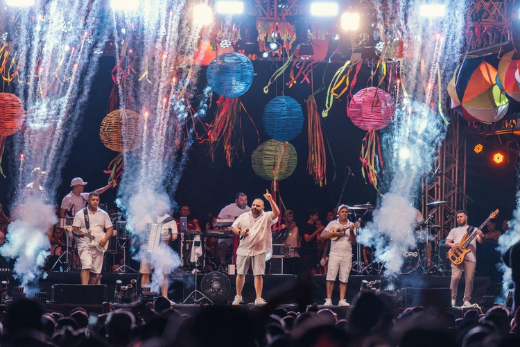 Banda do DJ Evandro Jr abre o Carnaval 2025 neste sábado; veja programação