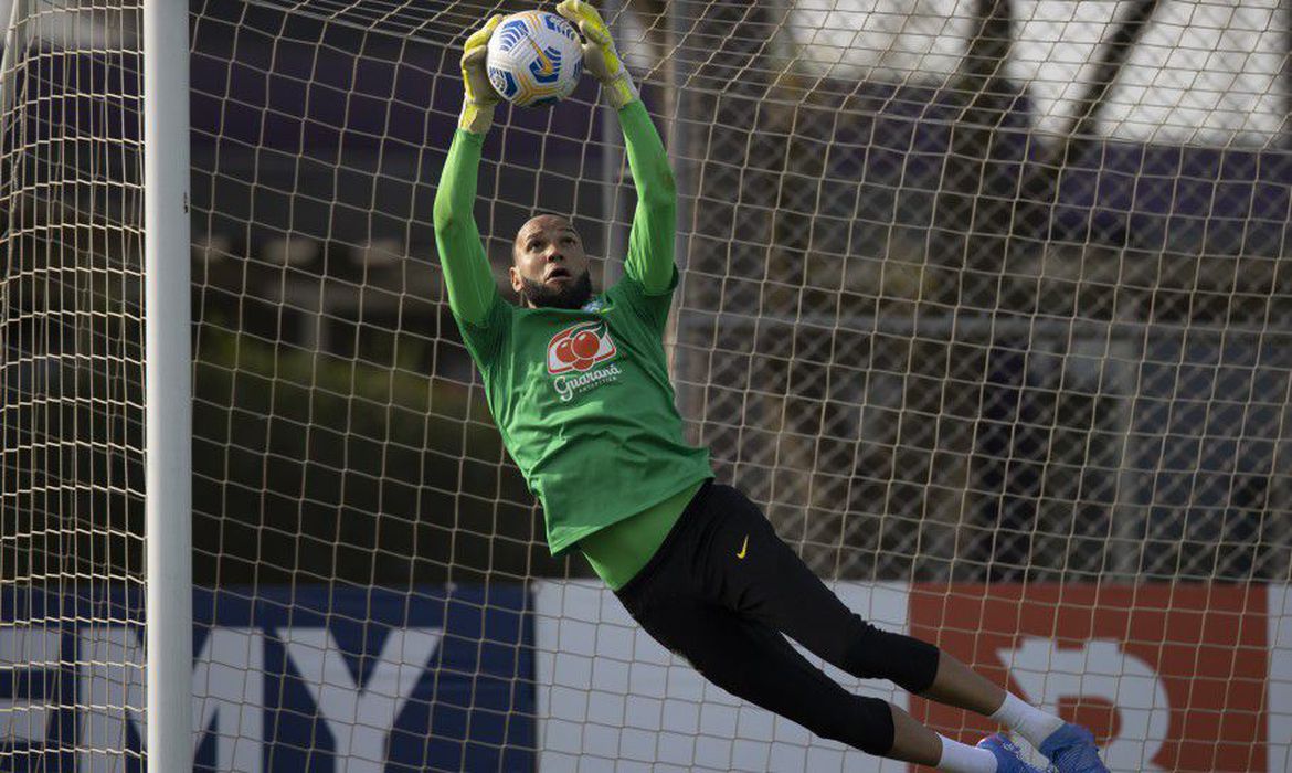 Tite convoca Everson para substituir goleiro Ederson