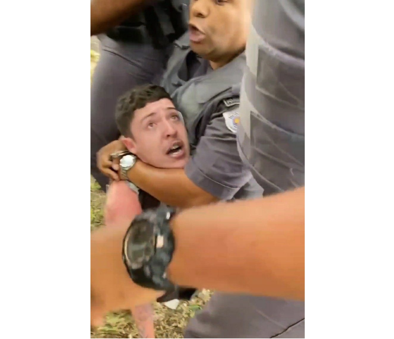 MC Salvador da Rima leva chutes e é enforcado ao ser detido por PMs em SP