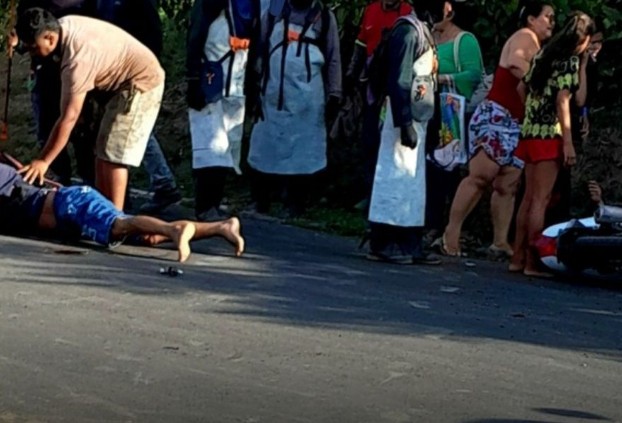 Jovem em motocicleta atropela ciclista em estrada no Amazonas 