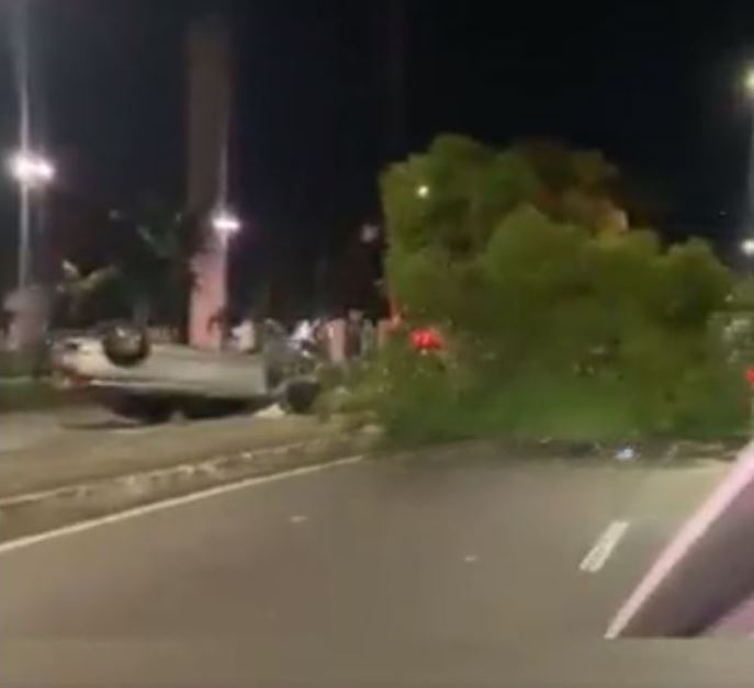 Carro arranca árvore e capota no meio de avenida em Manaus