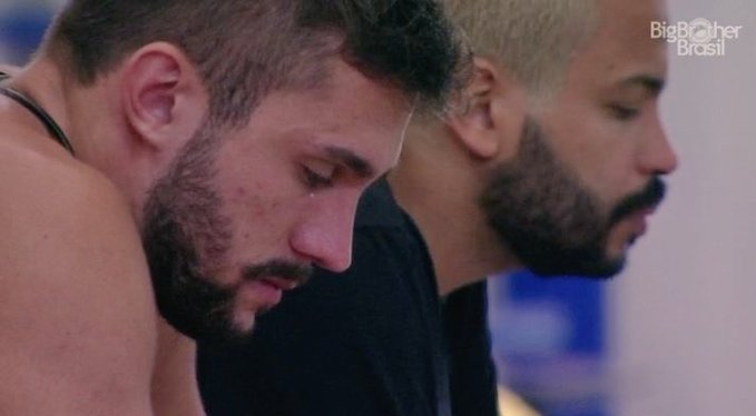 Arthur cai no choro ao desabafar sobre Carla Diaz com Projota