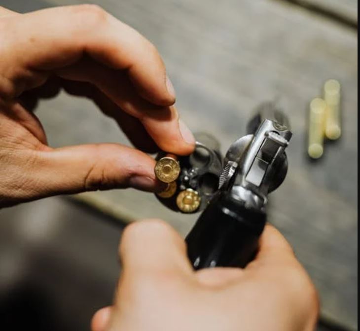 Adolescente é executado com 14 tiros no meio da rua em Manaus 