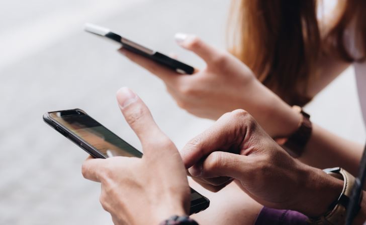 Veja cinco passos para evitar a síndrome do pescoço tecnológico