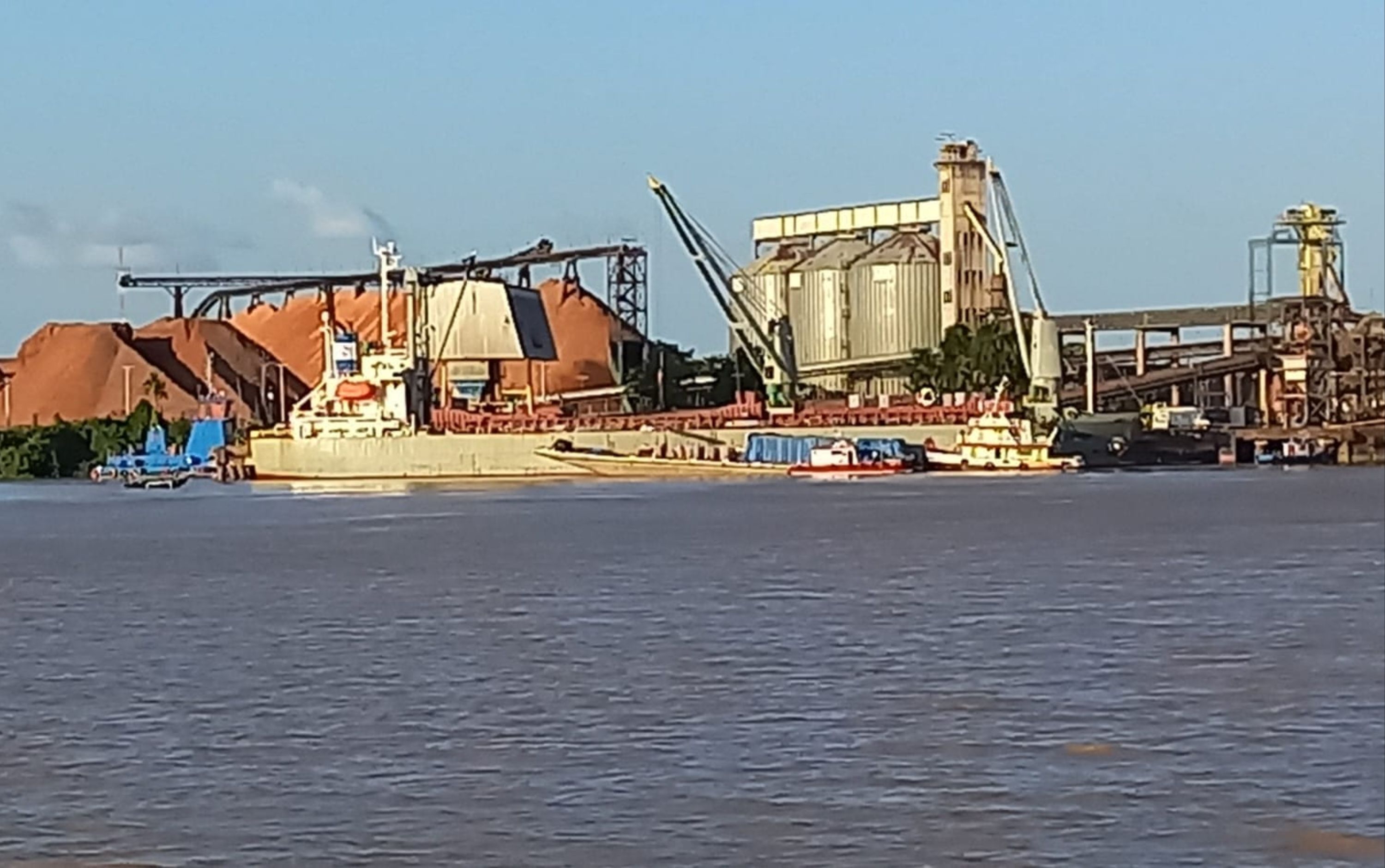 Trabalhador desaparece após cair com empilhadeira no Rio Amazonas