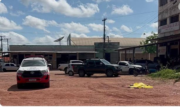 Homem tem cabeça esmagada ao parar para urinar entre as rodas de carreta