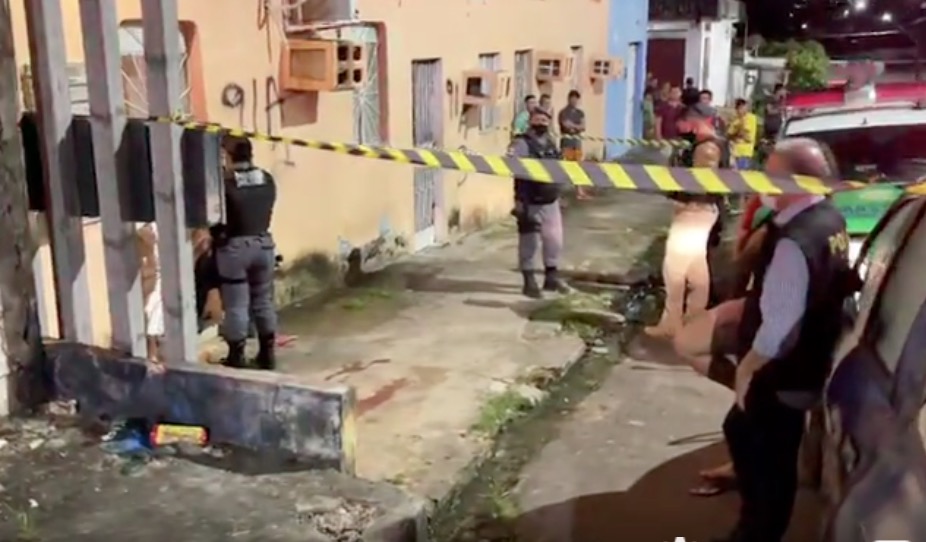 Homem é crivado com ao menos 10 tiros e morre em rua de Manaus 