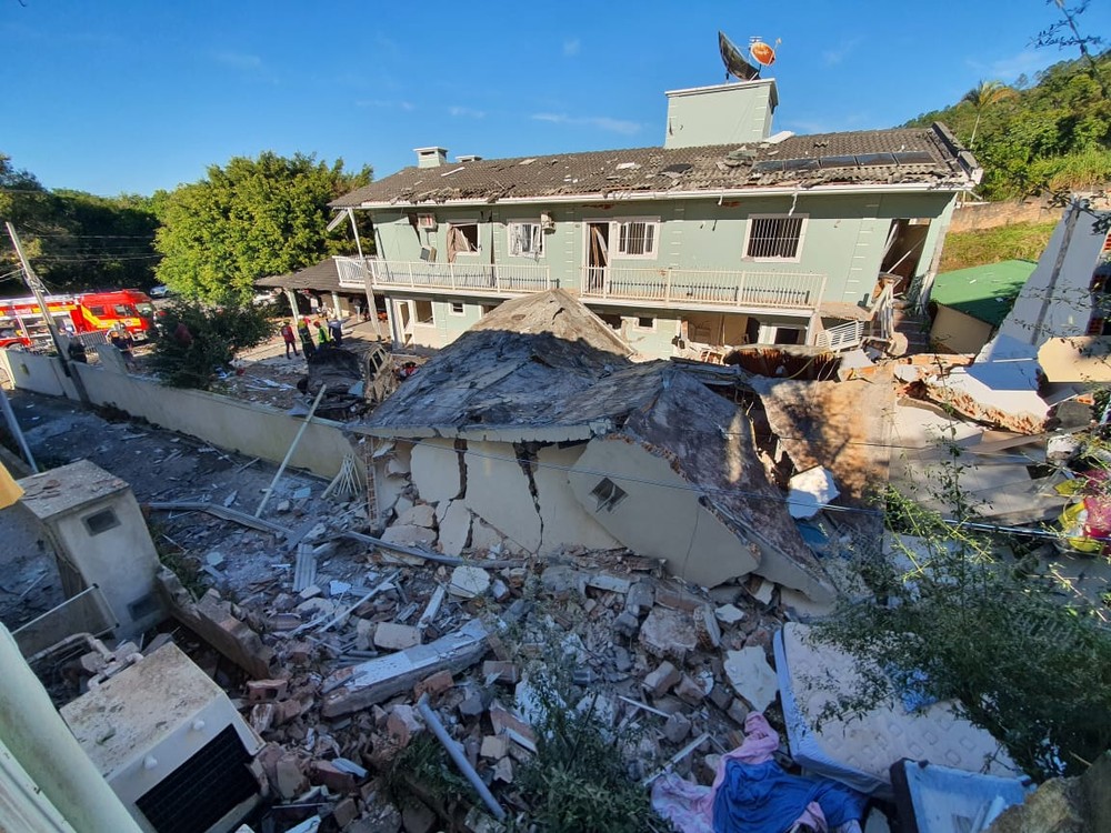 Prédio de 2 andares desaba em Florianópolis após suspeita de explosão