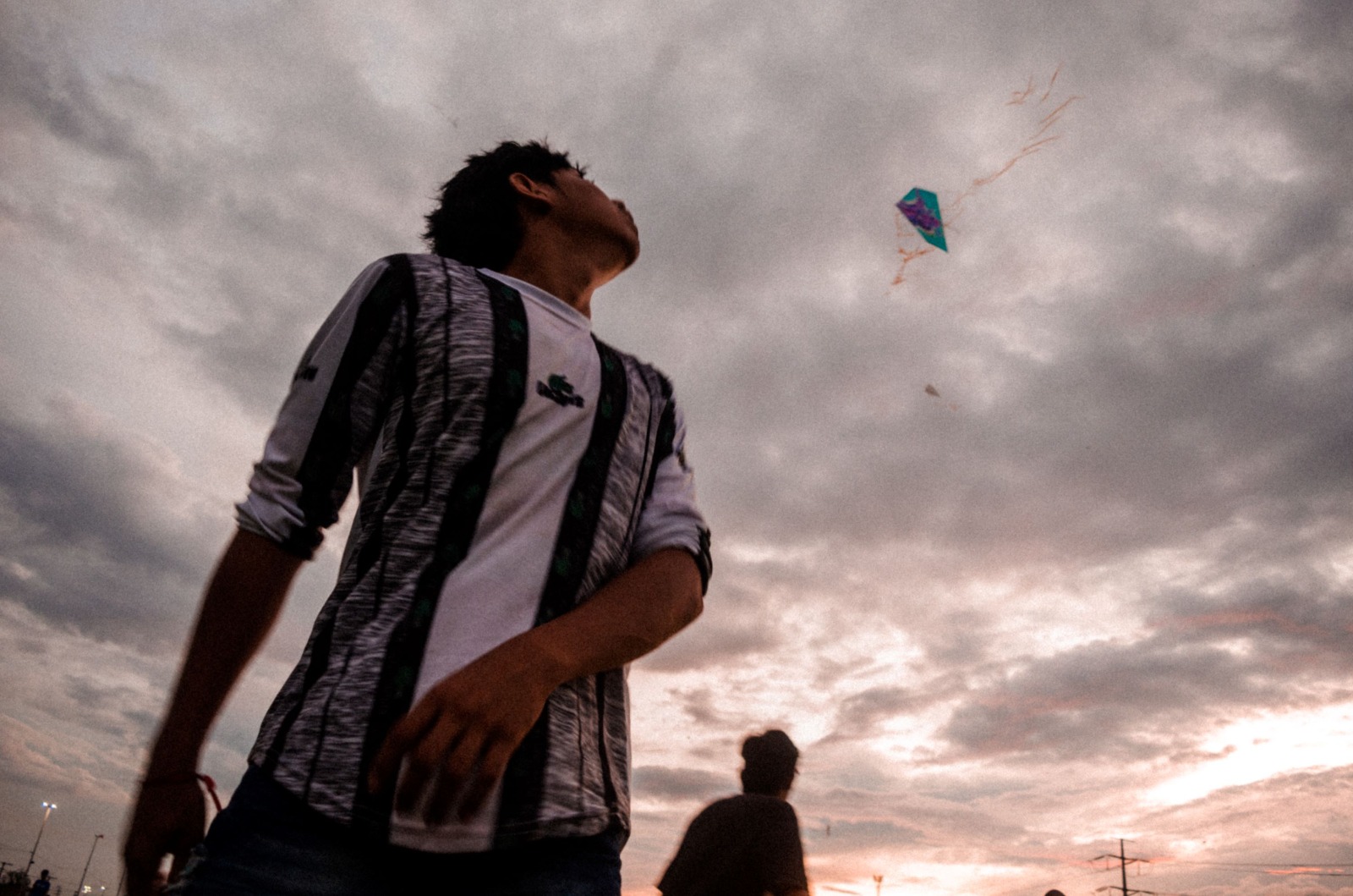 Galeria do Largo recebe exposição 'Entre o Céu e a Terra' de Alonso Jr.