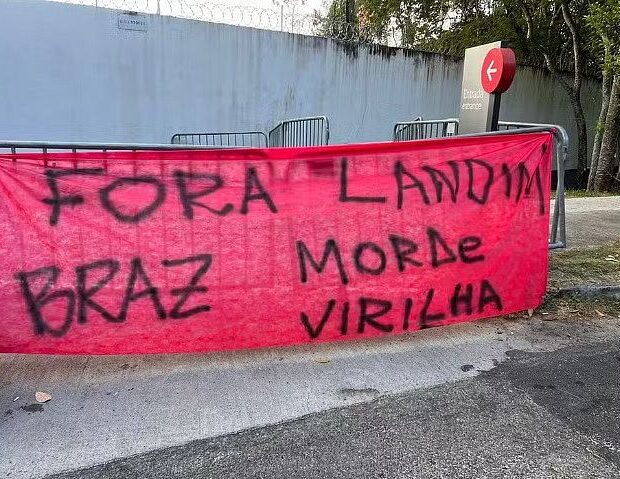 Protesto deixa rastros no CT do Flamengo