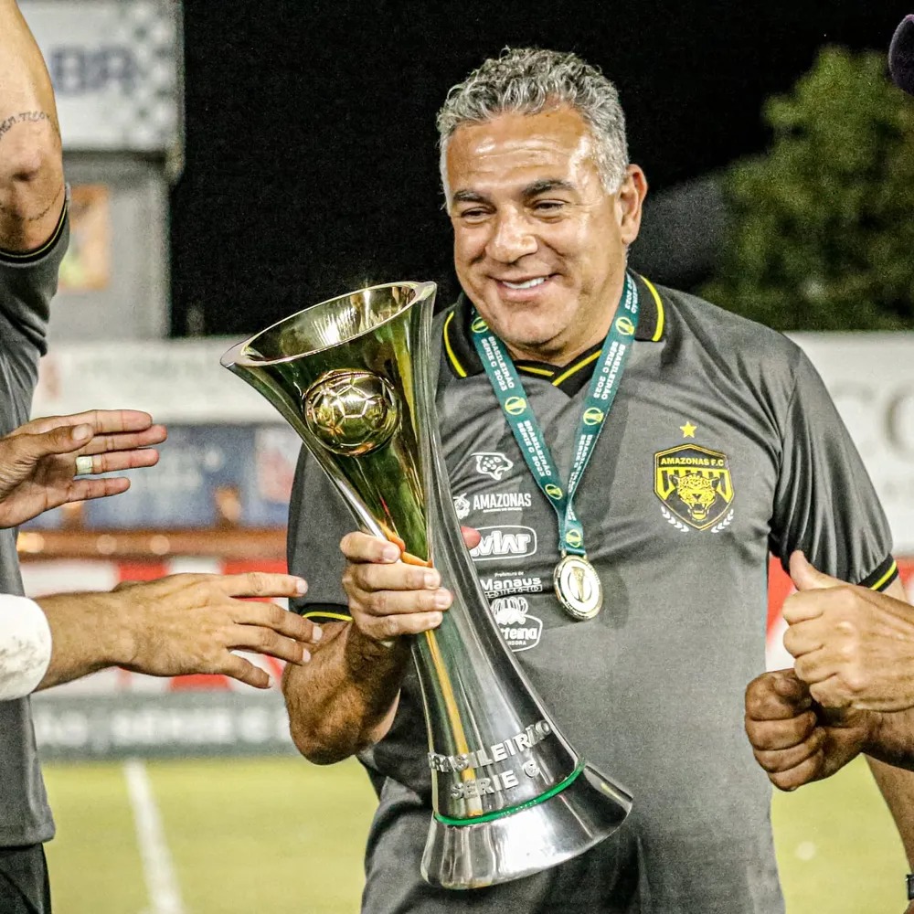 Amazonas oficializa a permanência do técnico Luizinho Vieira para 2024