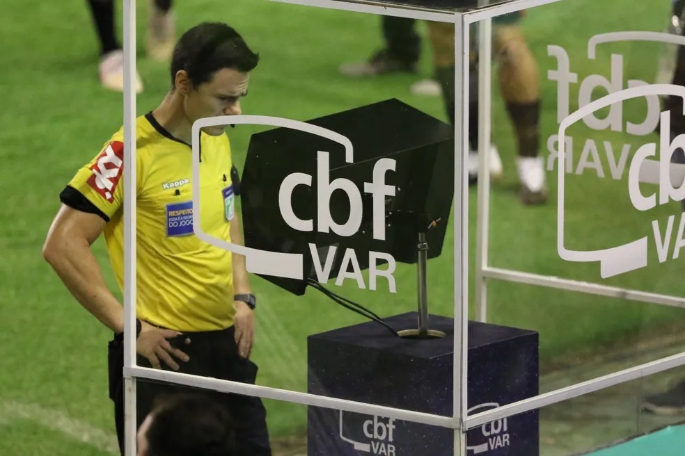 CBF anuncia que árbitros explicarão decisões do VAR durante jogos