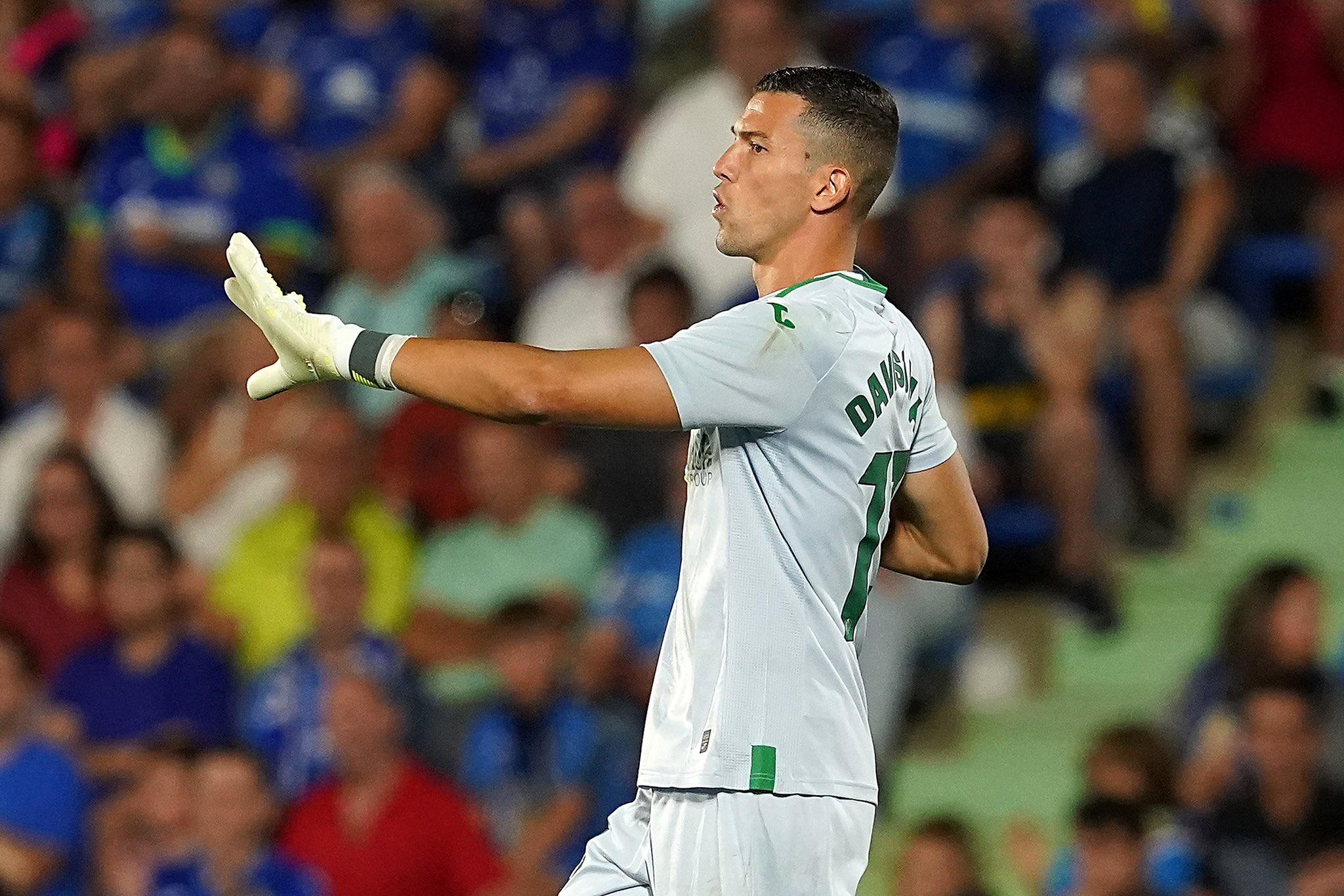 Goleiro sofre lesão cerebral após choque em partida