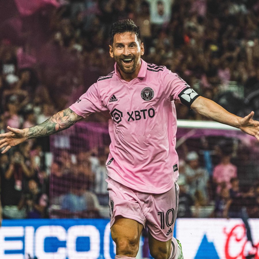 Messi e Suárez se envolvem em confusão com arbitragem após derrota