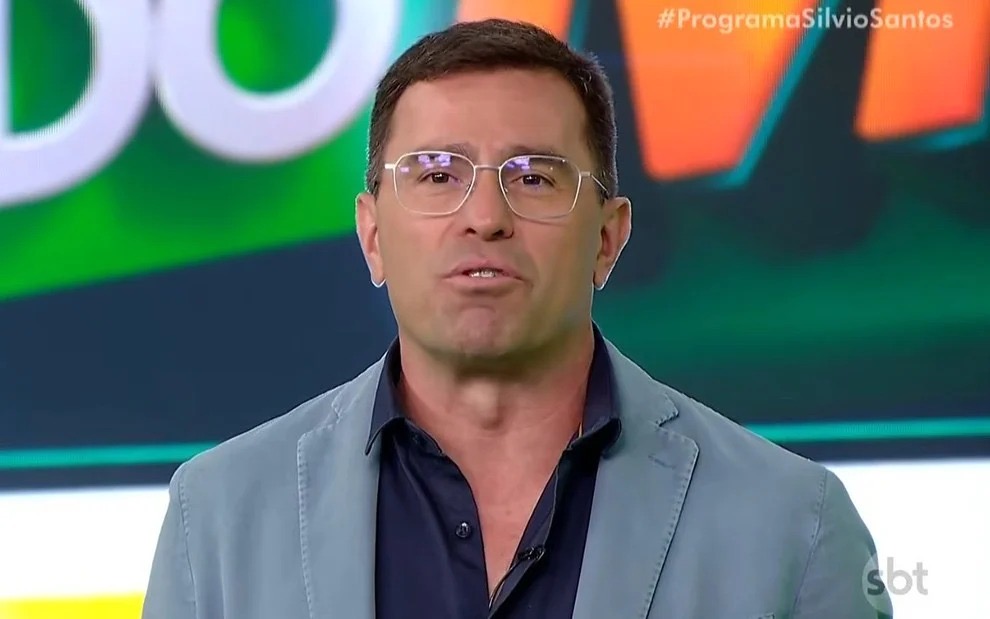 Rodrigo Bocardi desiste de pergunta sobre Taylor Swift no Show do Milhão