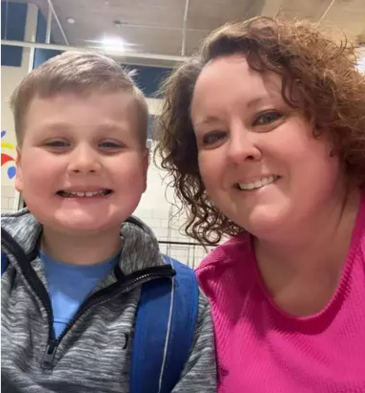 Menino de 8 anos usa celular da mãe e compra R$ 23 mil em pirulitos nos EUA