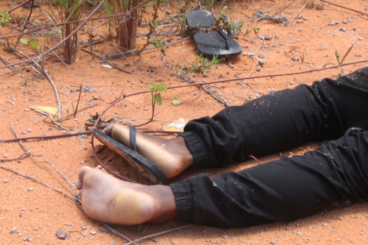 Com olhos vendados, homem é achado morto em lixão de Manaus