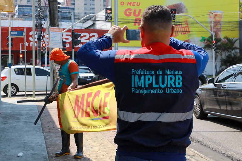 Flâmulas, banners e cavaletes são apreendidos durante 'Limpa Manaus'