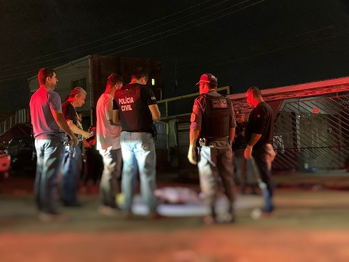 Criminosos matam homem com 7 tiros e desovam corpo no meio da rua em Manaus