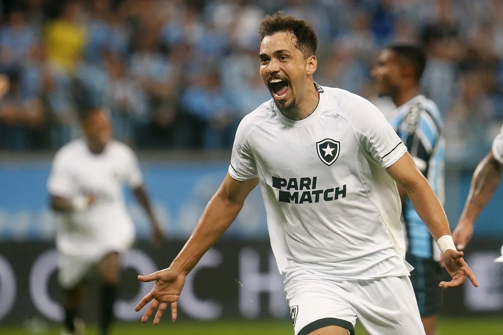 Botafogo segura pressão, vence Grêmio e dispara na liderança do Brasileiro