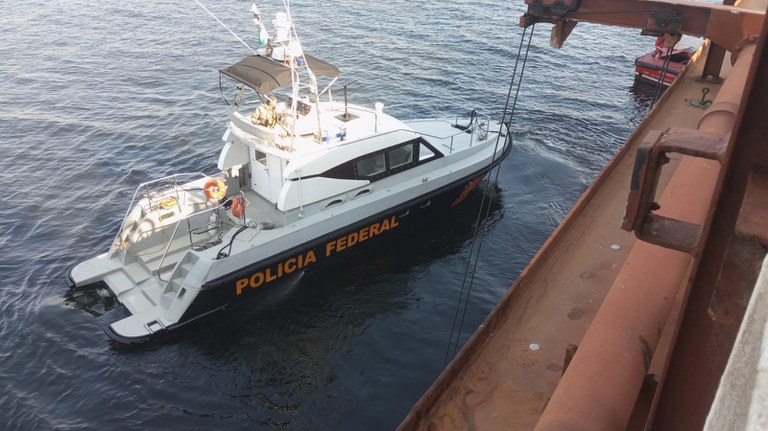 PF resgata imigrantes clandestinos africanos a bordo de navio cargueiro
