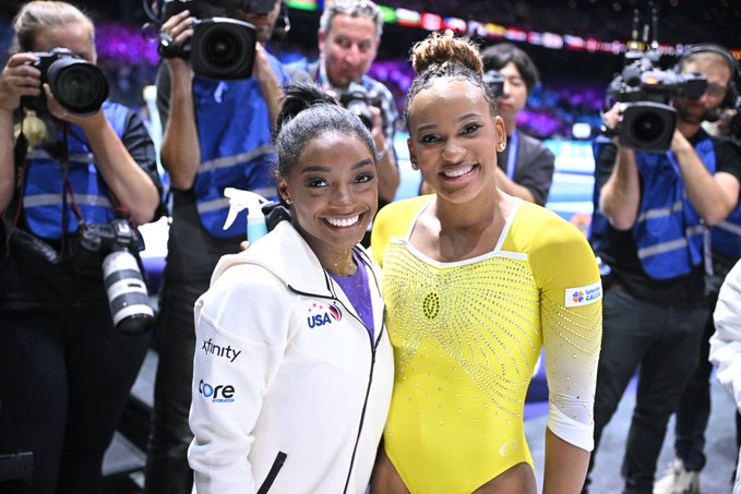Rebeca Andrade é reverenciada por Simone Biles em final de Mundial