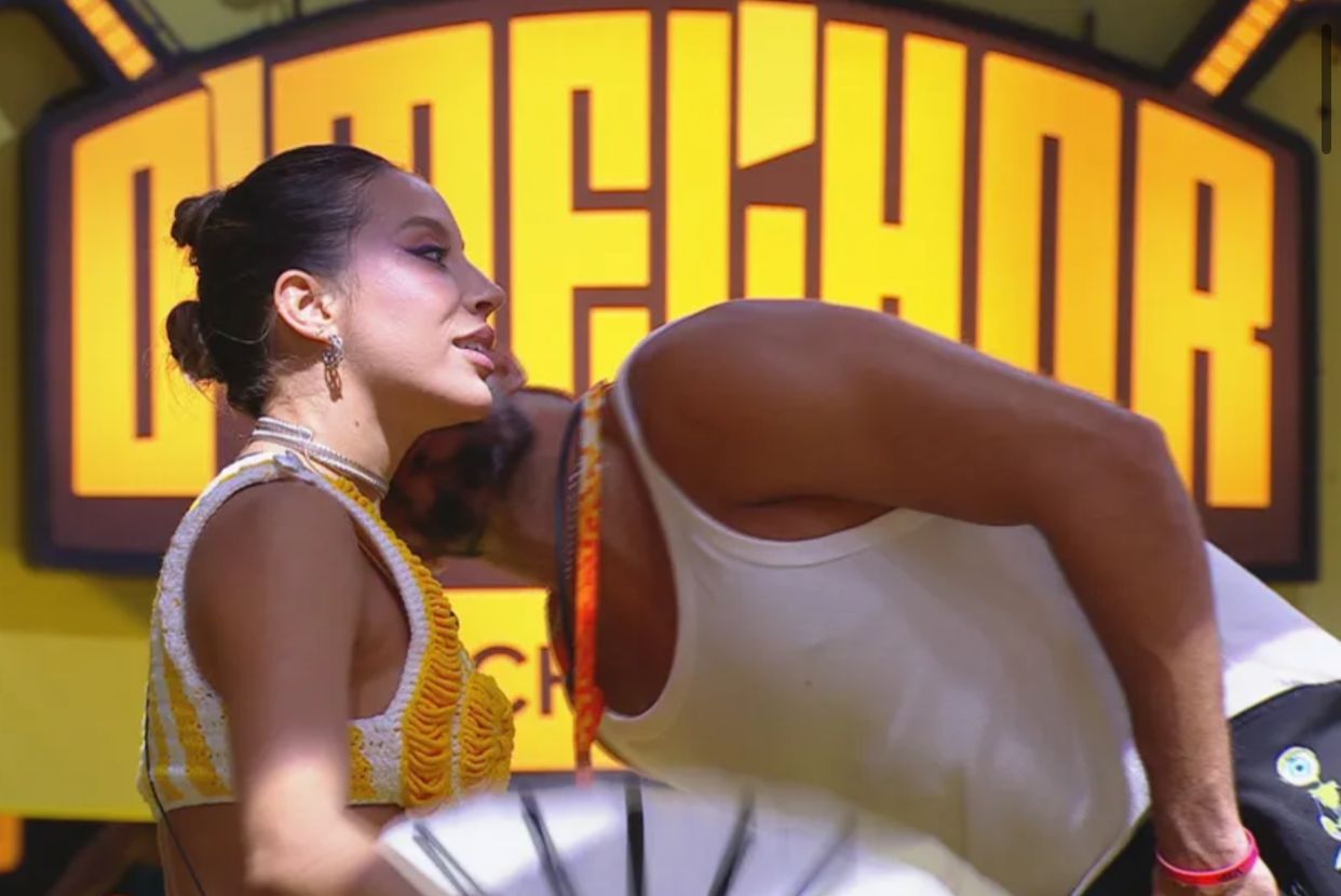 Vai rolar? Maike dá 'cheiro' em pescoço de Renata durante festa