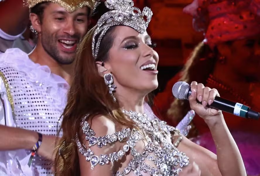 Anitta rebate críticas sobre playback na apresentação na Marquês de Sapucaí
