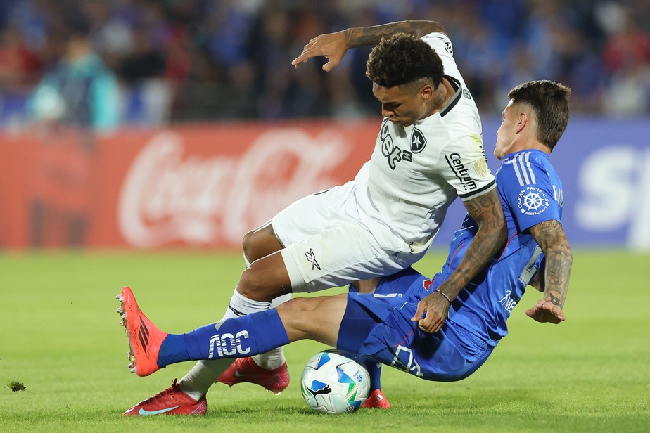Botafogo desperdiça chances e cai para o Universidad de Chile