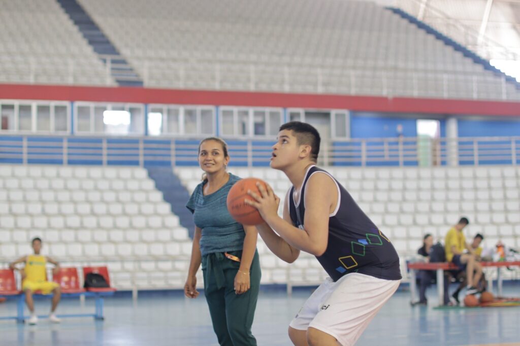Esporte ajuda no desenvolvimento de criança autista em Manaus