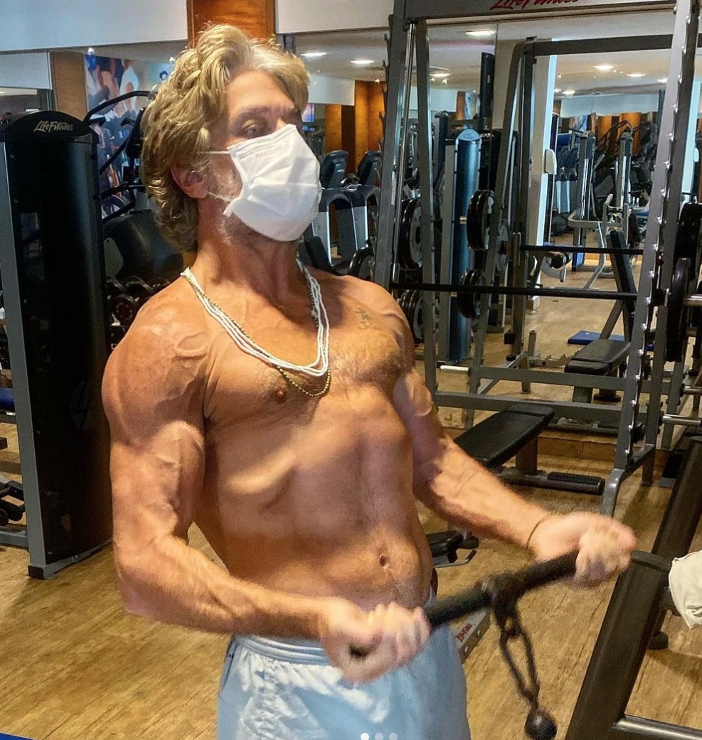 Aos 49 anos, Fábio Assunção aparece super musculoso com veias saltando 