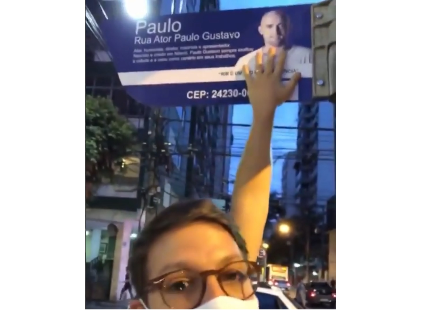 Fábio Porchat vai à rua Paulo Gustavo e homenageia humorista: ‘eu te amo’