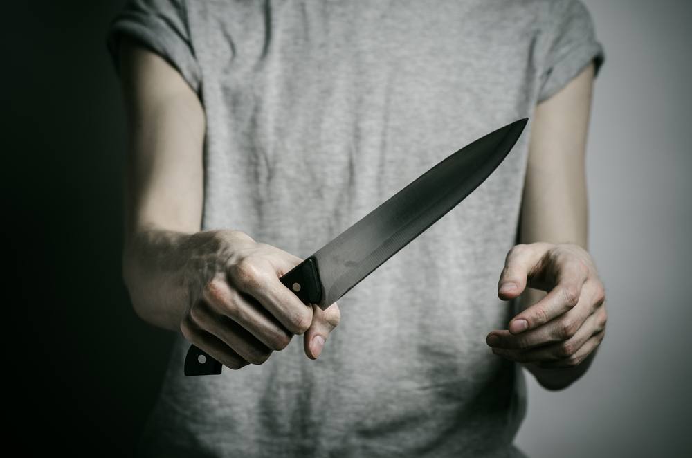 Homem é encontrado com as vísceras expostas dentro de casa em Manaus