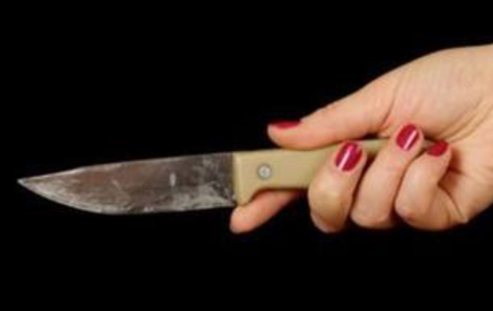 Mulher crava faca em padrasto durante confusão em Manaus