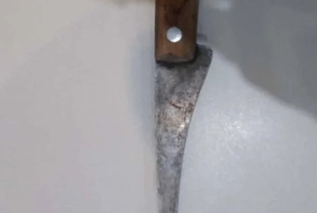 Durante discussão mulher de 30 anos é esfaqueada no rosto pelo pai