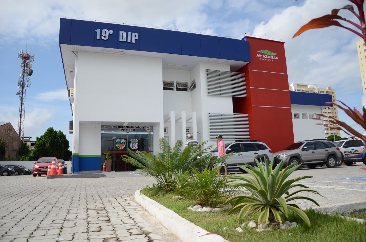 Foragido é preso ao ser flagrado em praça na Compensa