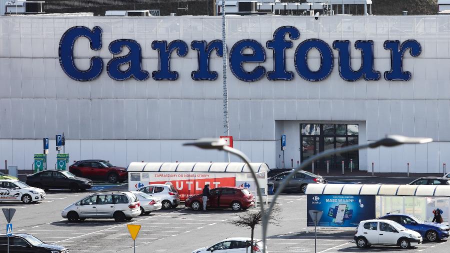 Carrefour deve indenizar funcionária demitida após denunciar racismo