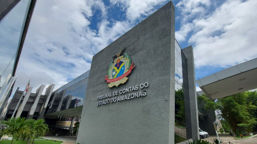 Oito novos aprovados em concurso do TCE-AM são empossados em Manaus