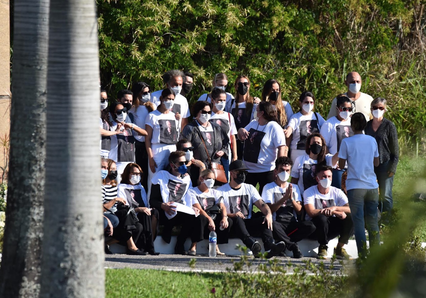 Família e amigos de Paulo Gustavo se reúnem após cerimônia de cremação