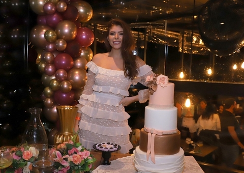 Ex-BBB Amanda Gontijo ganha festa surpresa do namorado Danilo Monteiro 