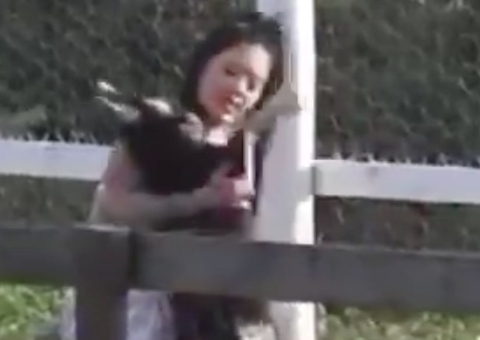 A Fazenda: MC Mirella leva chifrada de cabra; veja vídeo