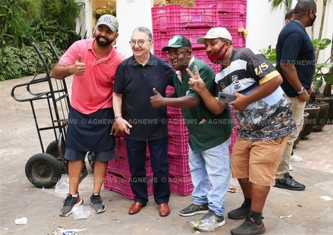 Faustão fecha restaurante para almoço com amigos e distribui notas de R$100